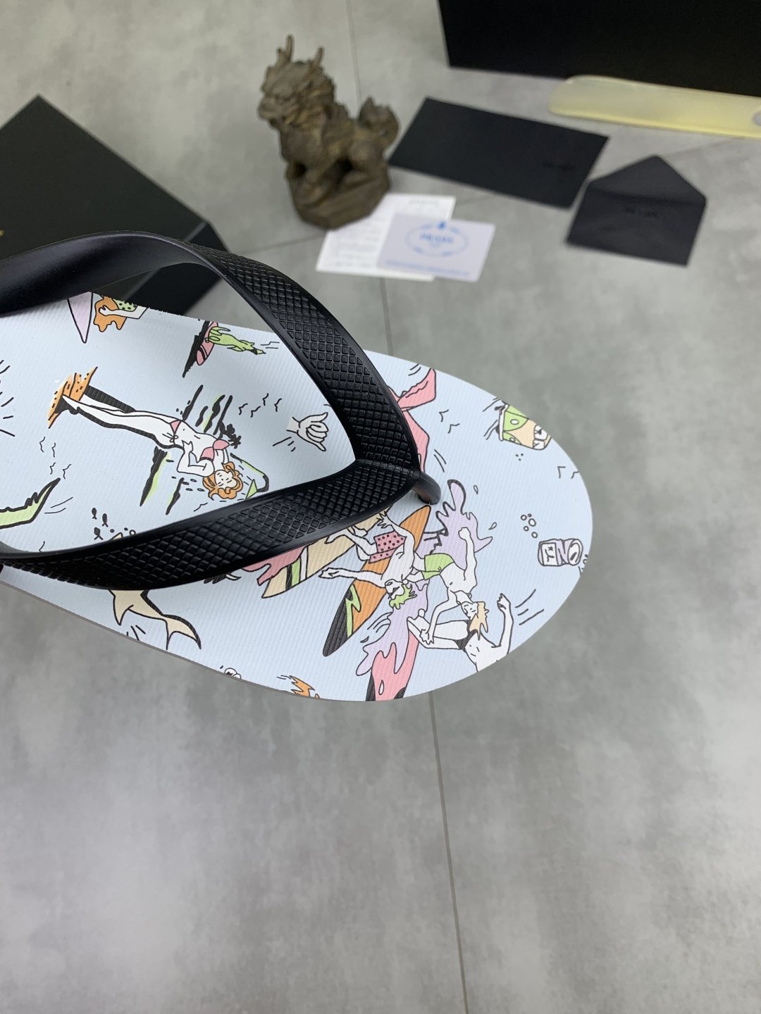微商相册测试鞋子-Prada Printed Thong Flip-Flops — detail