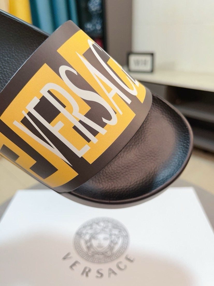 微商相册测试鞋子-Versace Men's Graphic Slide Sandals — detail
