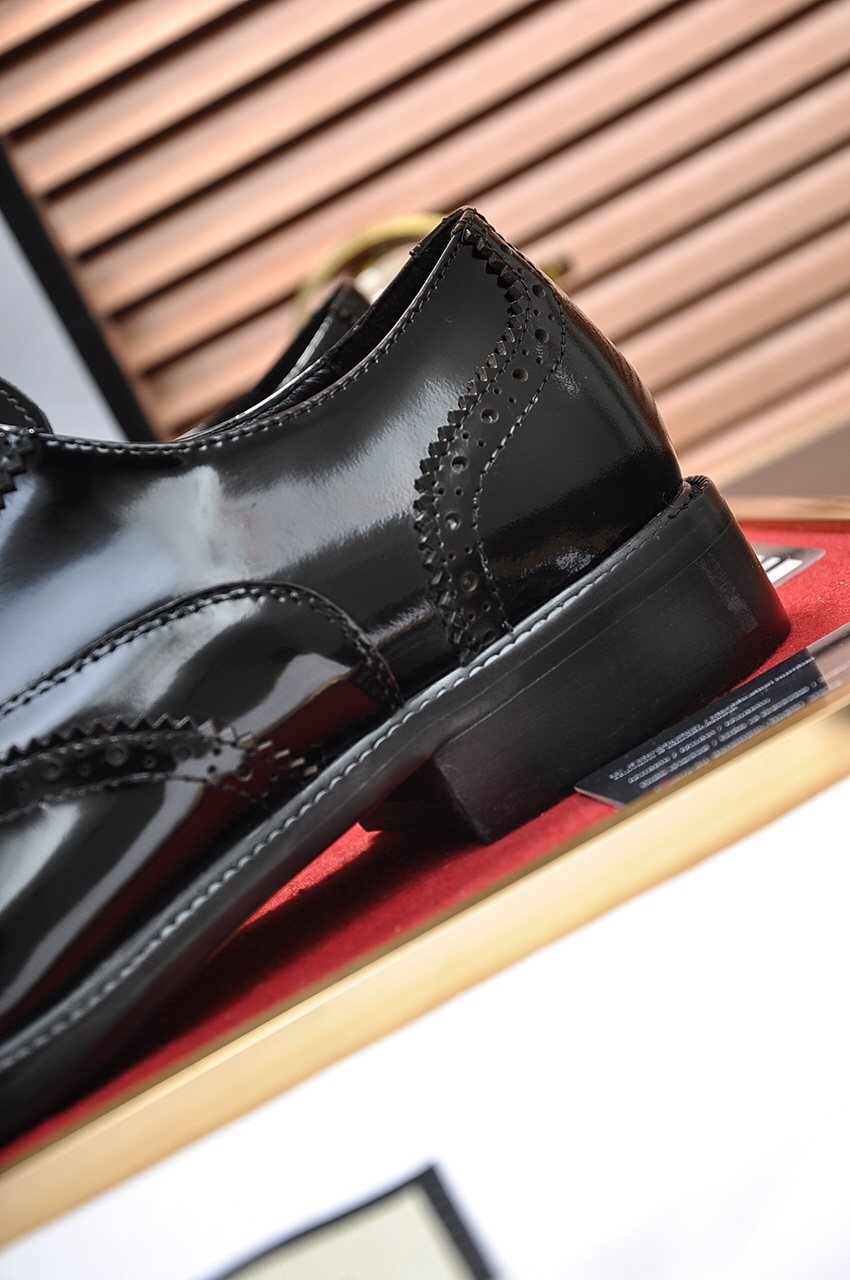 Gucci Glossy Brogue Oxford Shoes — detail
