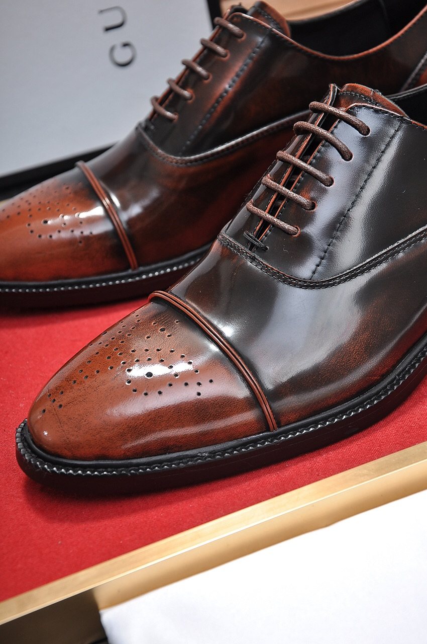 Gucci Closed-Lace Dress Shoes — detail