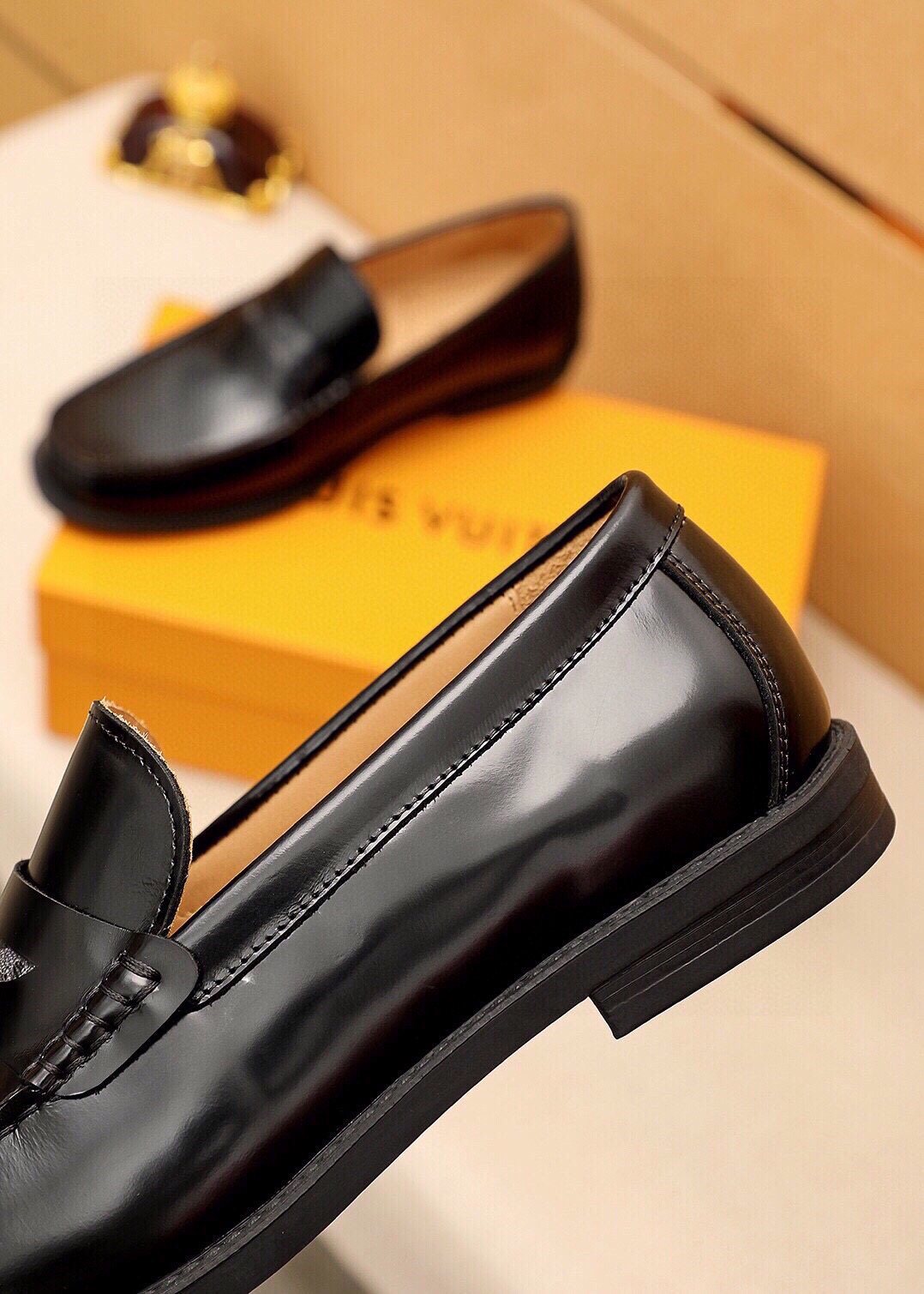 微商相册测试鞋子-Louis Vuitton Penny Loafers — detail